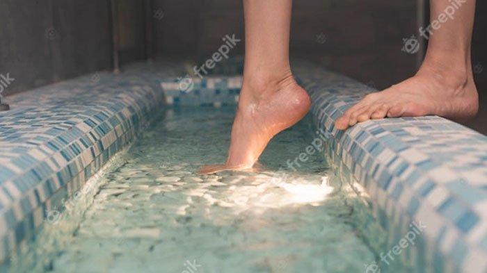 Manfaat merendam kaki dalam air garam epsom