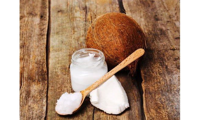 Minyak kelapa menjadi salah satu obat sariawan alami karena mengandung asam laurat yang tinggi sehingga bersifat antimikroba.