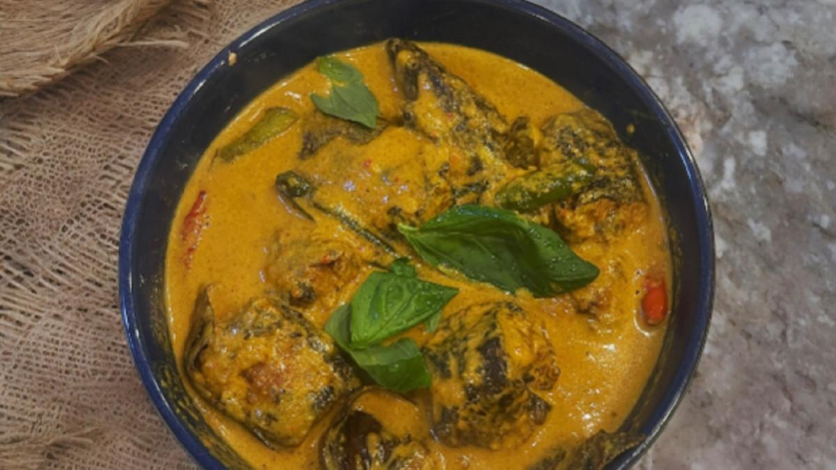 Inilah cara mudah membuat Mangut Lele khas Yogyakarta, kuncinya lele asap dengan kuah santan pedas yang kaya rempah dan menggugah selera. yuk dicoba