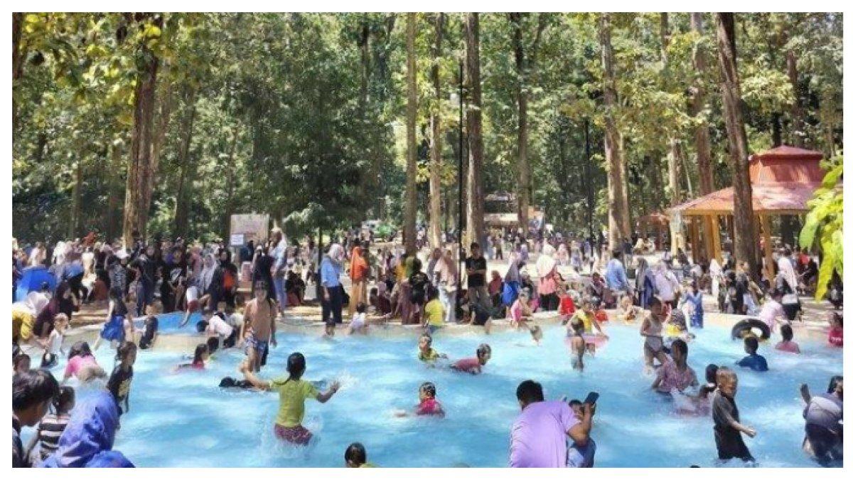 Wisatawan menelusuri Goa Terawang