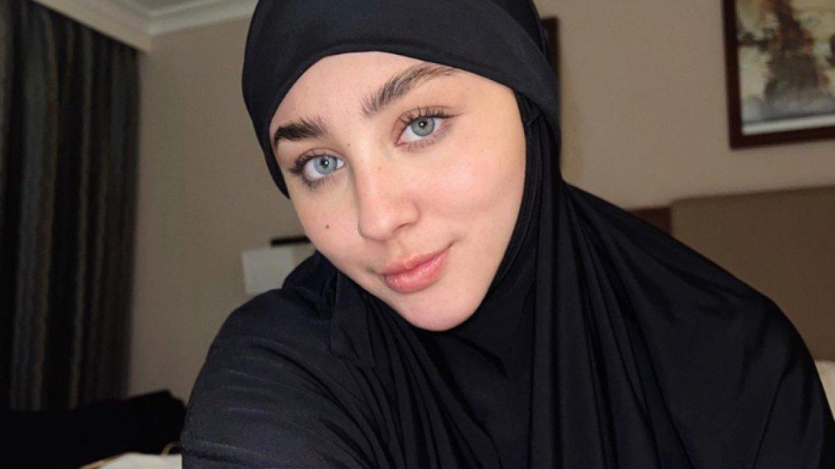 Margin terlihat memakai hijab berwarna hitam.