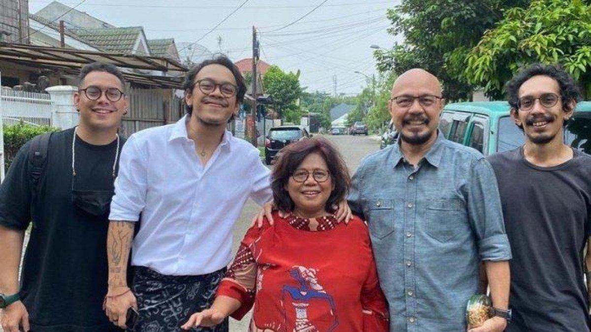 Marlo merupakan anak ketiga dari jurnalis