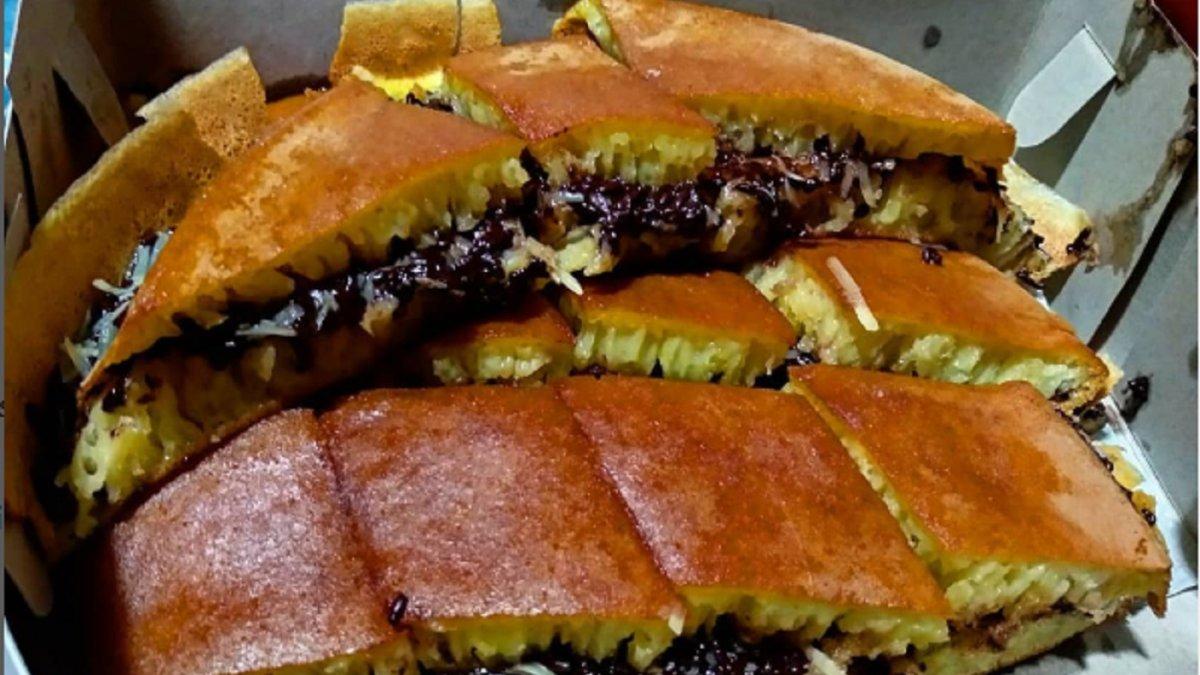 Inilah cara mudah membuat Martabak Manis, cemilan khas Bangka Belitung, kuncinya harus di mixer secara perlahan, diolesi meses dan margarin