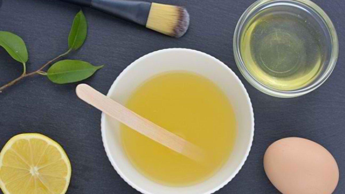 Waxing dengan bahan alami, seperti putih telur, juga disebut-sebut dapat menjadi cara menghilangkan rambut kemaluan tanpa mencukur.