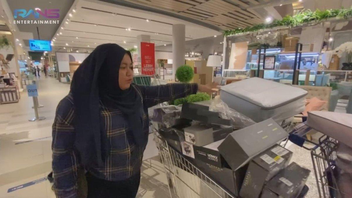 Mbak lala menghitung troli yang sudah digunakan, ternyata jumlahnya tidak main-main