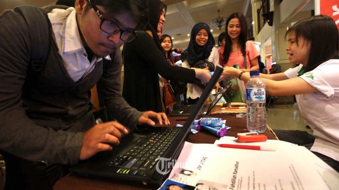 Dinas Ketenagakerjaan dan Transmigrasi (Kemenakertrans) sering membuka bursa kerja.