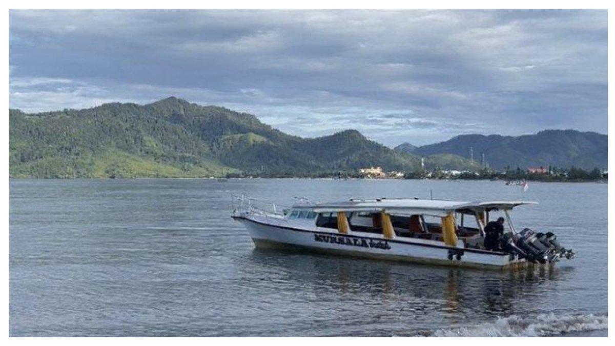 KAPAL YANG DIGUNAKAN UNTUK KE PANTAI KALIMANTUNG - Menyelami keindahan 2 pulau yang ada di Tapanuli Tengah Sumut,  wajib datang saat Libur Lebaran 2025, dengan pesonanya yang masih alami