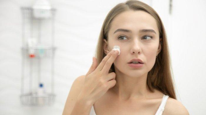 Mengaplikasikan sunscreen