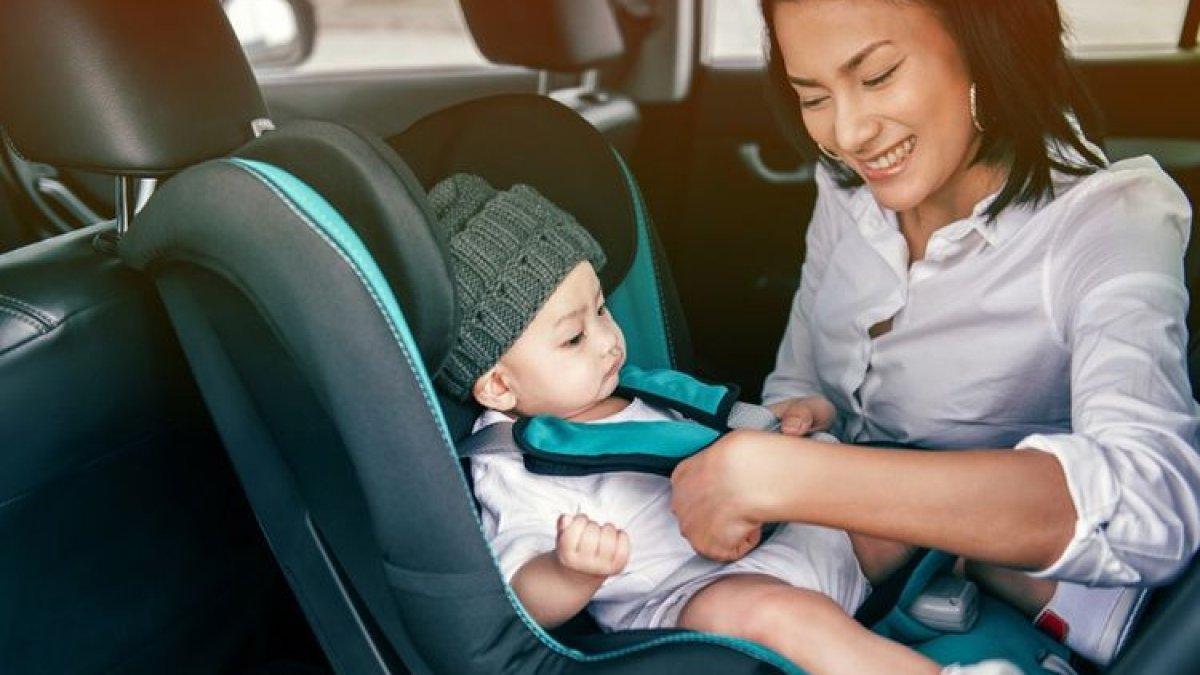 memberikan car seat untuk keamanan bayi.