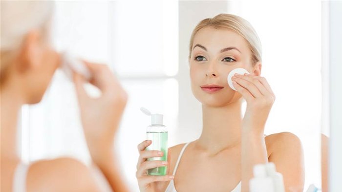 Membersihkan muka dengan toner.
