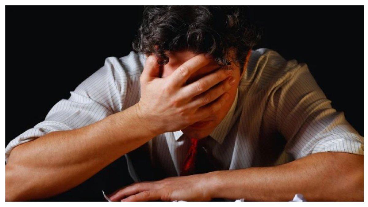 MEMICU KECEMASAN PADA DIRI SENDIRI - tanpa sadar kebiasaan seperti begadang atau menunda tugas bisa memicu kecemasan,  ubah perlahan agar hidup lebih tenang dan nyaman.