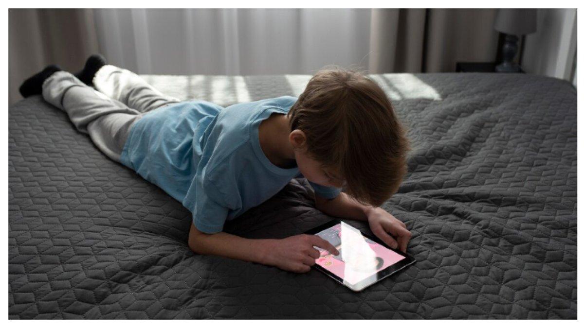 MENGECEK HP - Di era sekarang setiap anak kalau bangun tidur langsung cek hp karena di jaman sekarang segala informasi kita dapatkan dari hp.