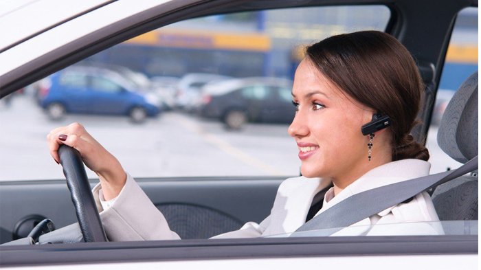 Mengemudi sambil menggunakan hands-free.