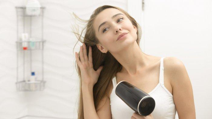 Mengeringkan rambut dengan hair dryer