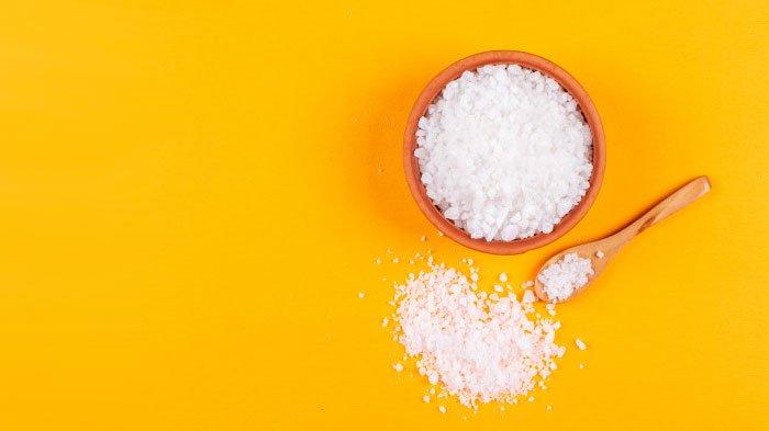 Mengatasi kaki bengkak setelah melahirkan kurangi komsumsi  garam