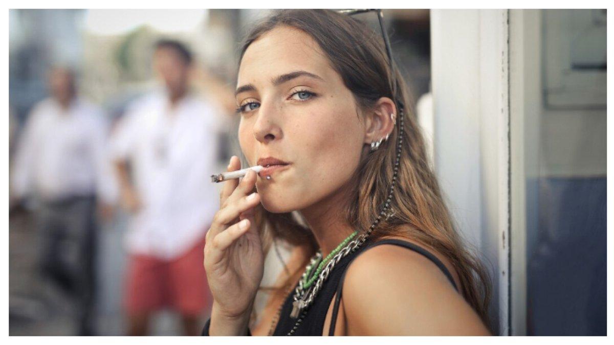 MENGHISAP ROKOK - Setiap hembusan membawa risiko, setiap batang mengikis harapan. Pilih hidup lebih sehat dan bebas dari asap.