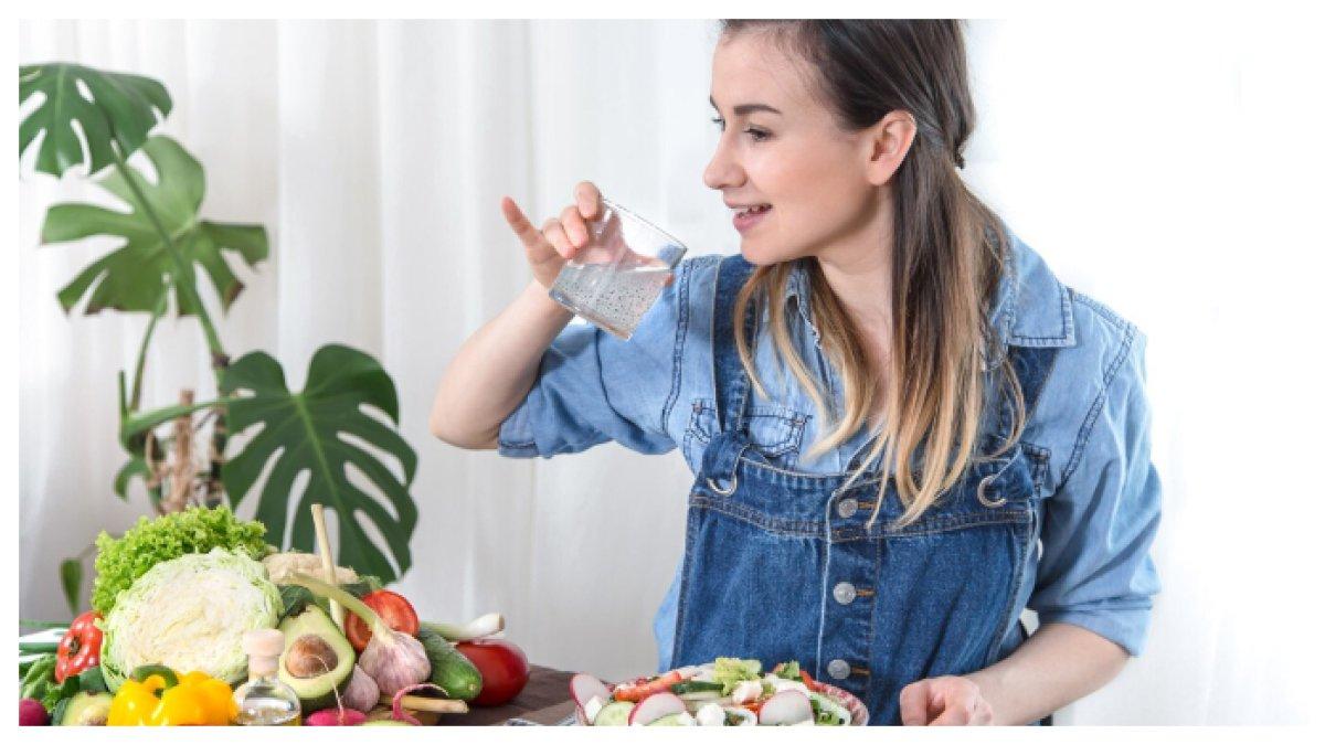 MENGKONSUMSI MAKANAN - Dia sedang mencari cara untuk mengonsumsi makanan yang bersih dan etis, sekaligus memastikan tubuhnya mendapatkan nutrisi yang dibutuhkan.
