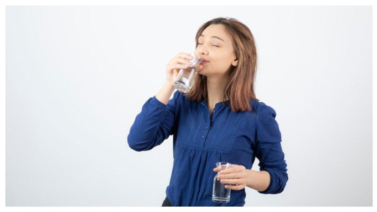 MENYEHADKAN DIRI -  Setelah tidur semalaman, tubuh kehilangan cairan. Minum air putih membantu mengembalikan hidrasi tubuh.