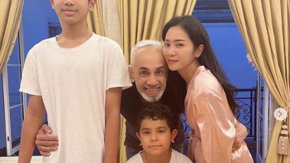 Meski awalnya sempat berkonflik, seiring berjalannya waktu, Bunga menyebut keadaan berubah karena kehadiran sang buah hati.