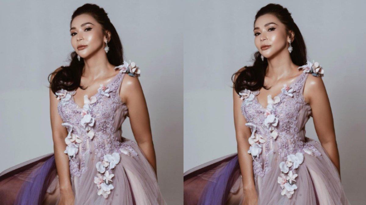 ARTIS PUNYA IQ TINGGI - Dikenal sebagai salah satu musisi Tanah Air, Dita Anggraeni atau Mey Chan ternyata memiliki IQ yang cukup tinggi.