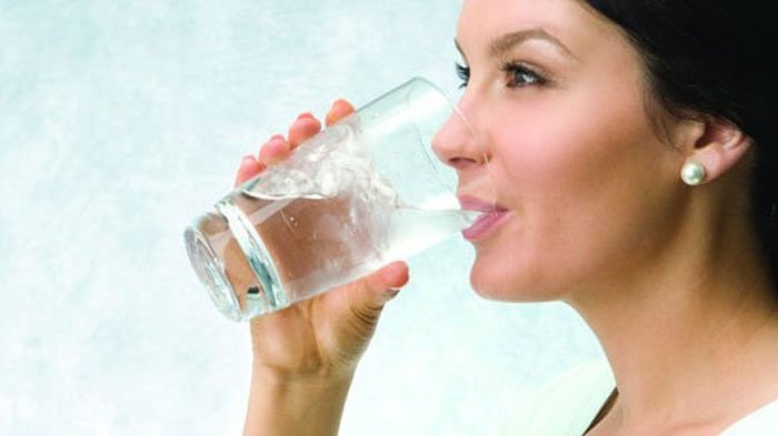 Minum air es