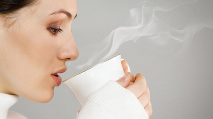 Meminum air hangat untuk mengobati herpes
