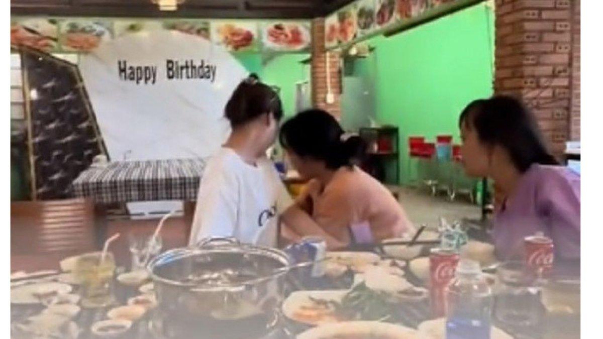 Miss C sedih lantaran tagihan makanannya membengkak.