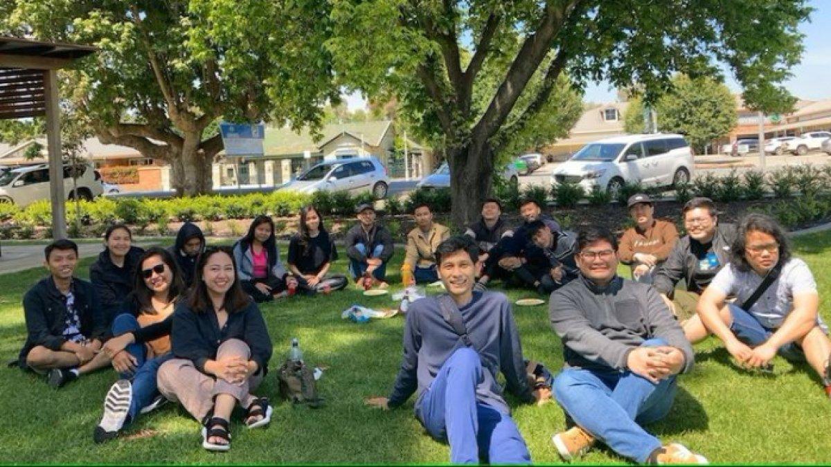 Mitha (kedua dari kiri) sempat tinggal di Renmark, Australia Selatan bersama pemegang WHV lainnya.