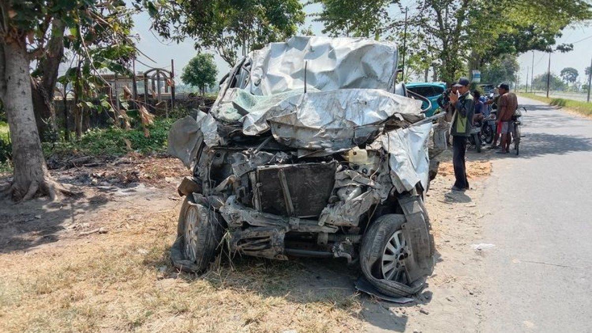 Mobil Daihatsu Luxio ringsek tertabrak KA Rapih Dhoho.