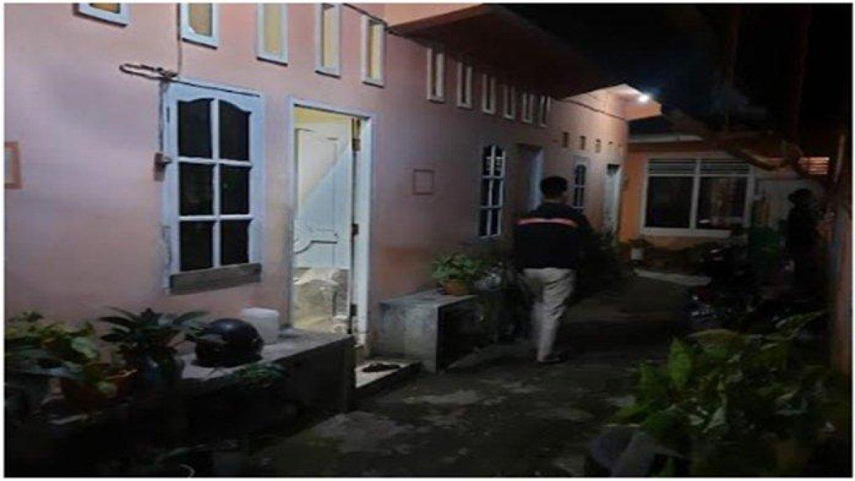 Modus meminta bantu angkat kursi masjid