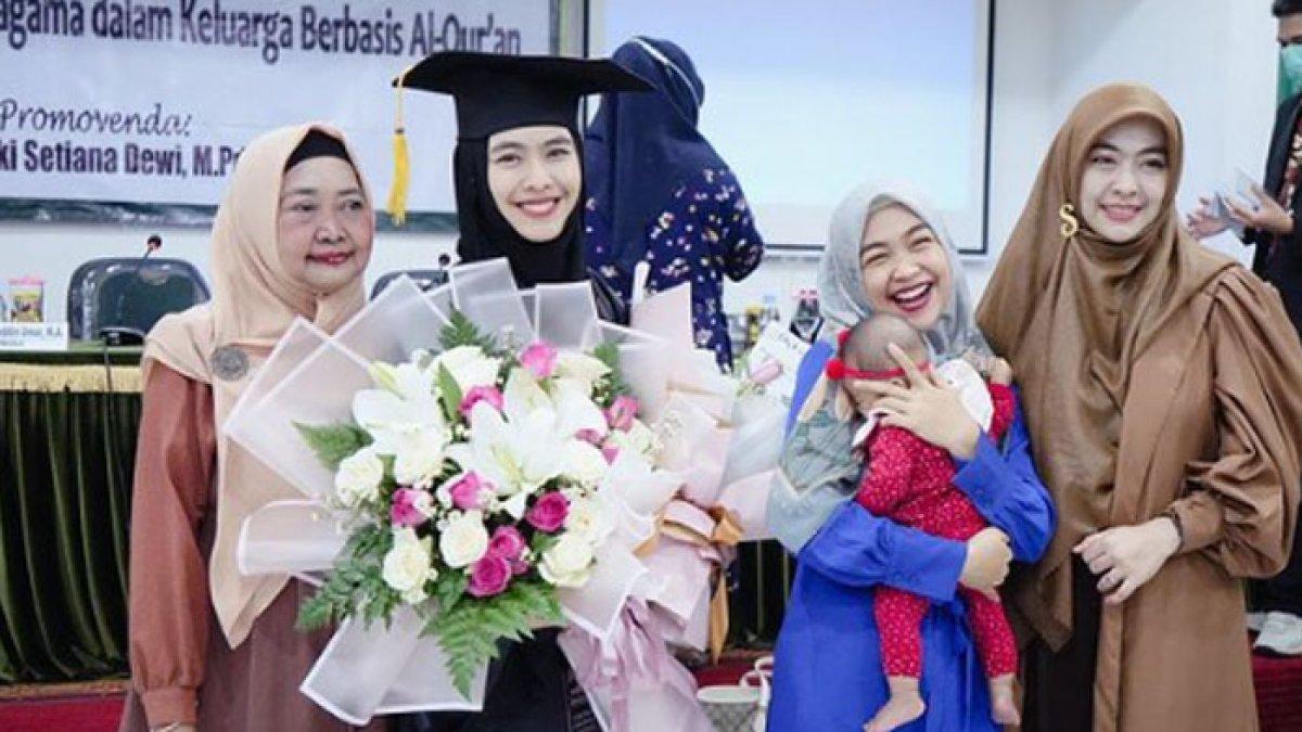 Oki Setiana Dewi ingin lanjutkan pendidikan di Mesir bersama anak-anaknya