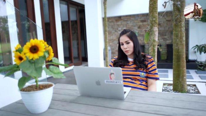 Momo kini tinggal di sebuah rumah yang bukan sekedar hunian biasa, tapi juga mencerminkan kemewahan dengan berbagai fasilitas layaknya hotel bintang lima.