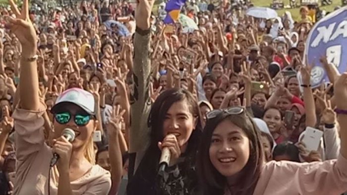 Mulan Jameela dan Dewi Dewi saat sosialisasi di Kecamatan Kedung Waringin, Bekasi (9/1/2017).
