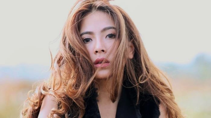 Nadia Vega telah bercerai dari suami bulenya, kini nikmati hidup sendiri.