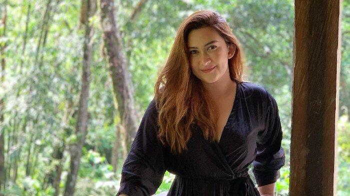 Inilah profil dan akun medsos Nafa Urbach yang produseri film pertamanya yang berjudul 'Air Mata Di Ujung Sadah'