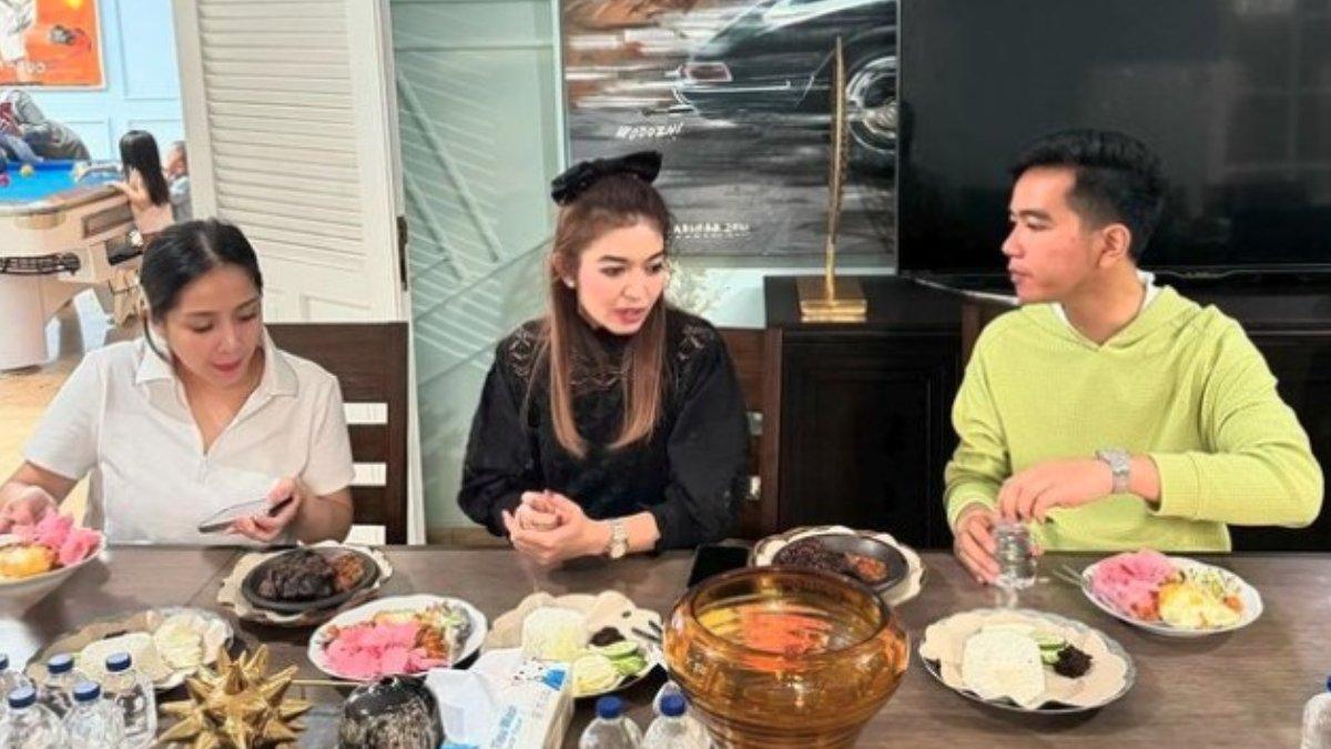 KEDEKATAN SELVI ANANDA DAN NAGITA SLAVINA - Nagita Slavina membagikan momen saat Selvi Ananda dan Gibran Rakabuming berkunjung ke Andara. 