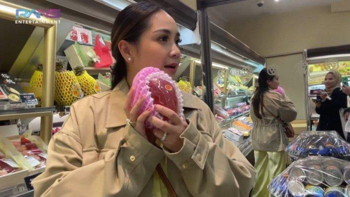 Nagita Slavina pegang buah mangga berkulit merah yang harganya Rp 2 Jutaan di Jepang, sebagaimana diunggah dalam YouTube RANS Entertainment, Jumat (17/3/2023).
