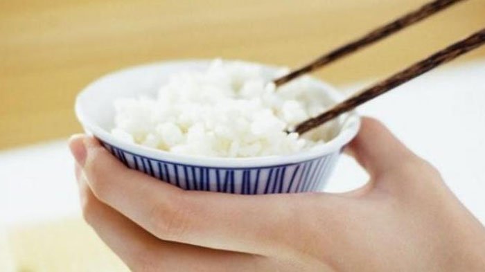 Nasi putih meningkatkan gula darah dan kemudian menurunkannya. Akibatnya, kamu akan merasa lapar lagi.