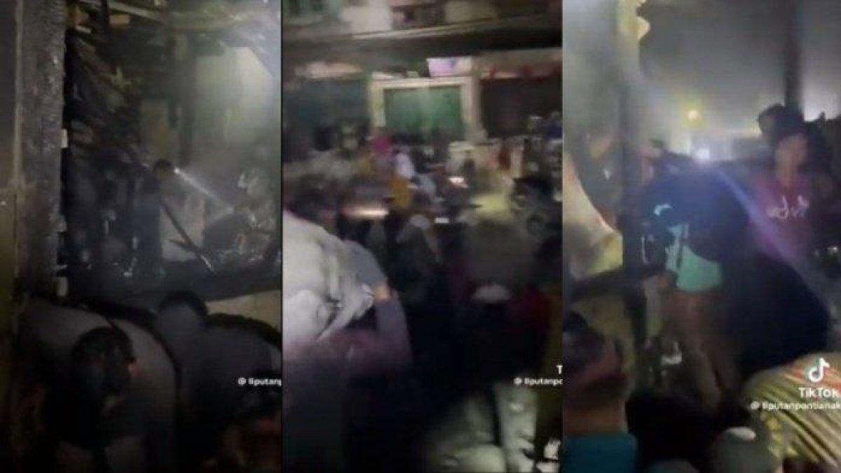 Pemadam kebakaran berusaha memadamkan api di Intan Market Sintang