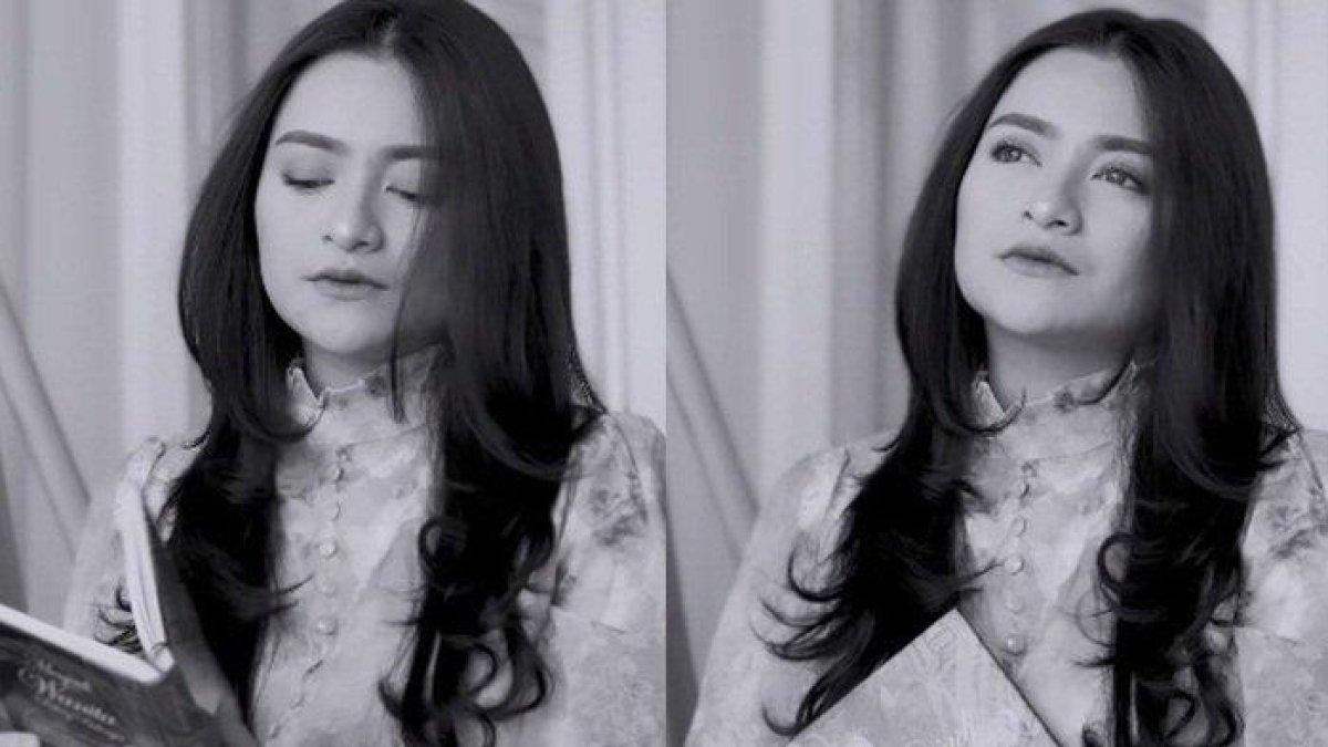 Nathalie Holscher tak mengenakan hijab.