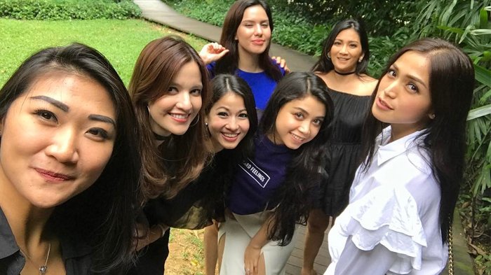 Nia Ramadhani dan teman-temannya.