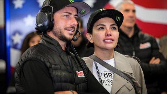 Nikita Mirzani dipacari oleh mantan pebalap MotoGP, John Hopkins