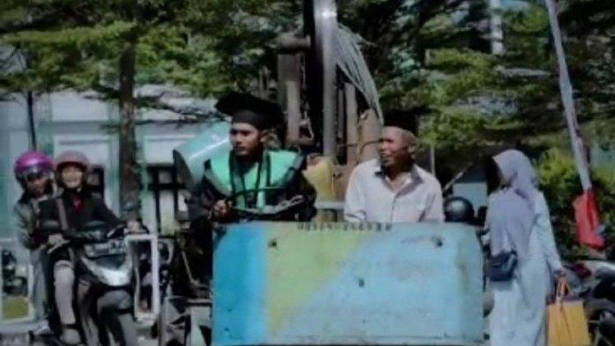 Nur Hidayat datang ke acara wisuda