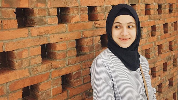 ARTIS PUNYA IQ TINGGI - Di balik sosoknya yang humoris dan ceria, Nycta Gina ternyata juga memiliki latar belakang pendidikan yang mentereng. 