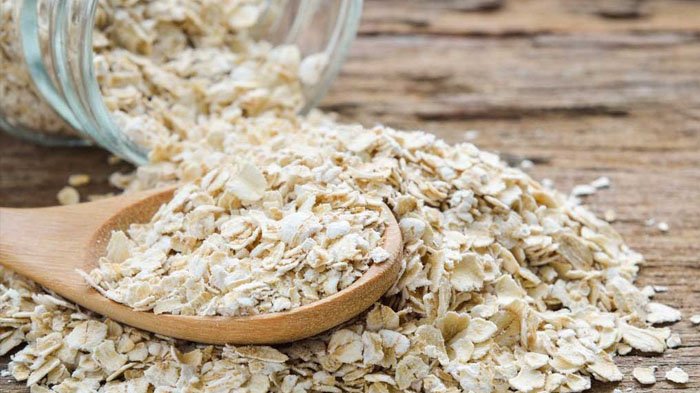 Cara aman dalam menjaga kesehatan usus dan lambung adalah dengan makan oatmeal.