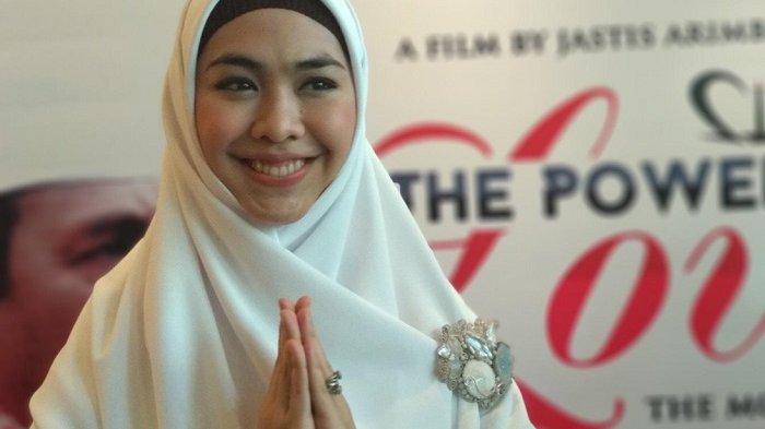 Oki Setiana Dewi sedang memperdalam bahasa Arab
