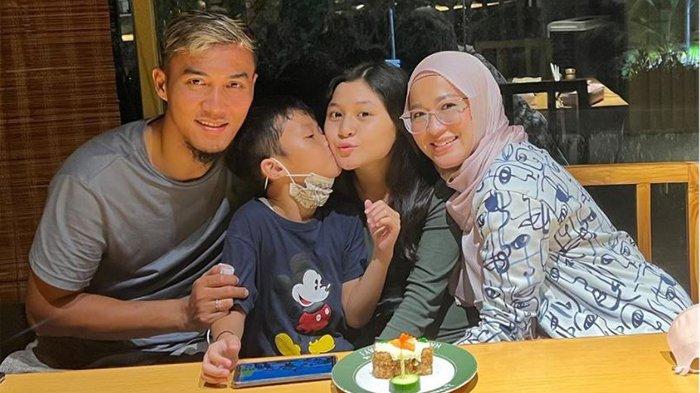 Gara-gara mobil digadaikan Gunawan Dwi Cahyo, putra Okie Agustina dari sang pesepakbola ingin menjadi anak Pasha Ungu.