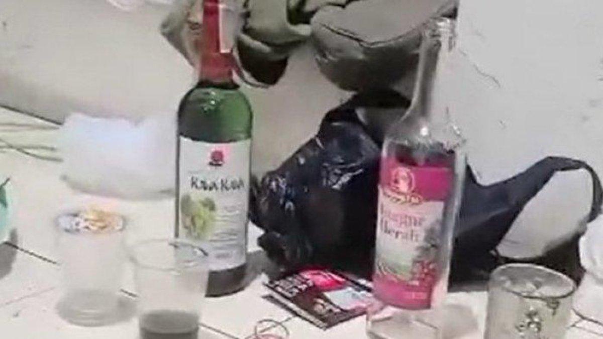 oknum Satpol PP menenggak minuman keras