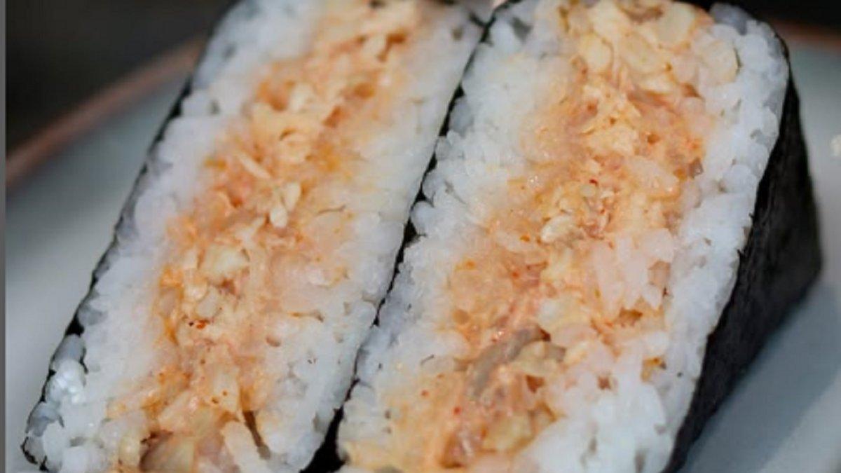 Inilah cara mudah membuat Onigiri, jajanan khas Jepang, kuncinya isian jangan terlalu banyak, gunakan beras jepang atau lokal yang lengket
