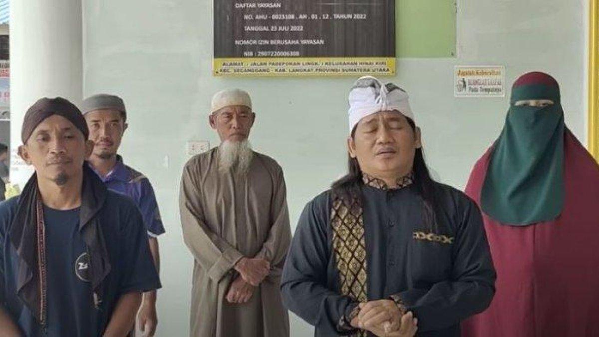 Padepokan Sendang Sejagat memberikan klarifikasi mengenai video perempuan bercadar jadi imam salat di Pondok Pesantren Al-Khafiyah. Potongan video tersebut merupakan bahan konten YouTube.